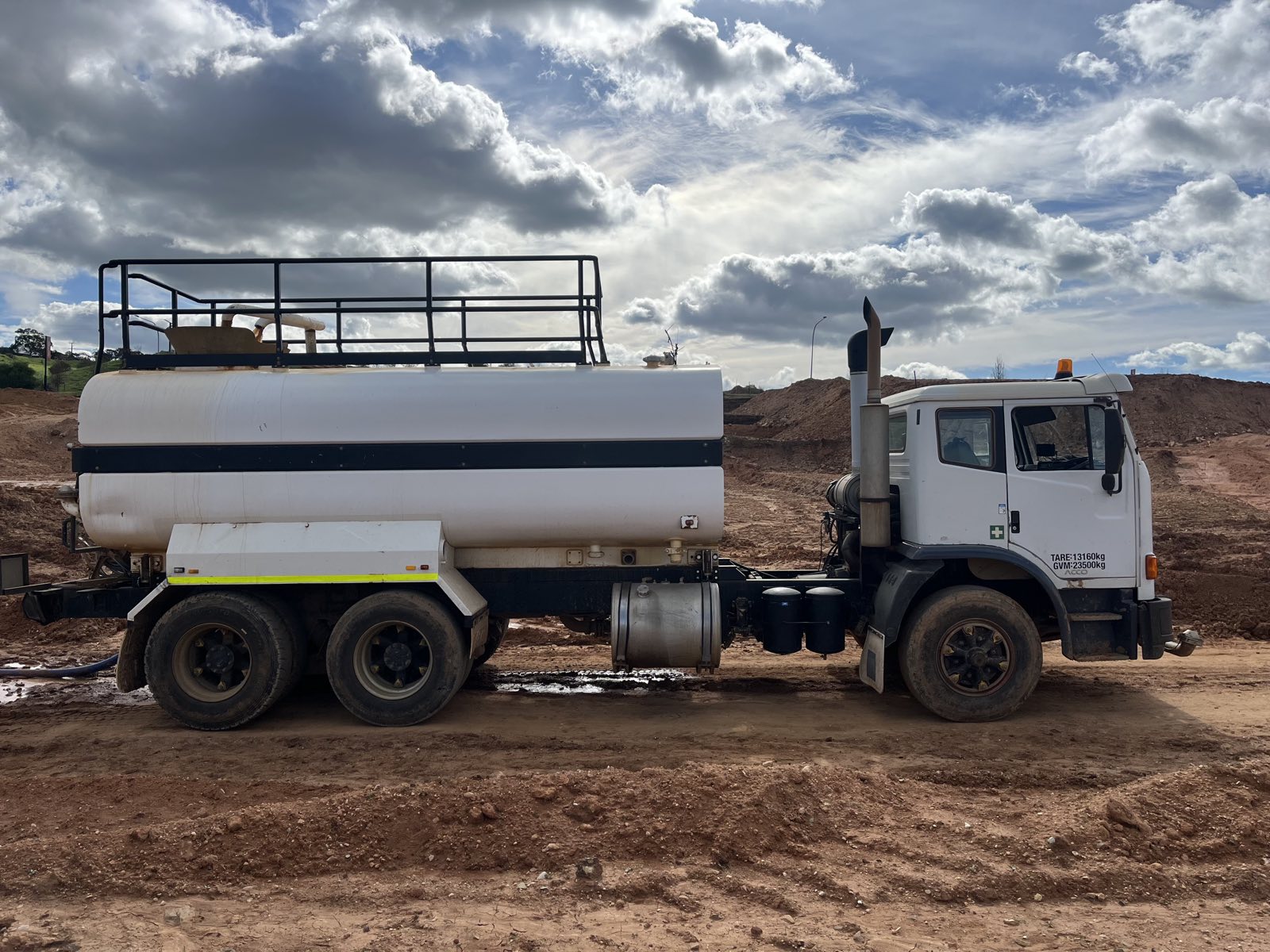 20,000 litre JAWS water cart, side view